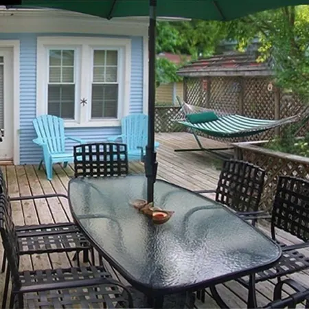 2 blocks to the beach and pet friendly.. Memories are Made Here