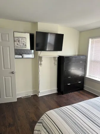 Cozy 2-bedroom in downtown Wilmington, perfect for work-related or leisure stay.