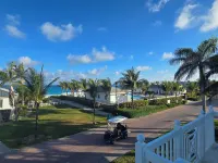 "Footprints in the Sand" - Poolside 3/3 Hotels in Bailey Town