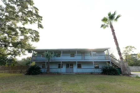 Family Home-Sleeps 20-On Beautiful 1-Acre Property