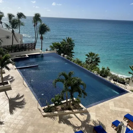 The Cliff Luxury Condo, Oceanfront, infinity pool 3 Shades of blue!