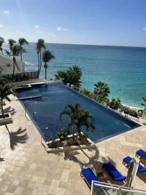 The Cliff Luxury Condo, Oceanfront, infinity pool 3 Shades of blue!