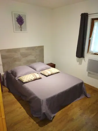 Cottage at the foot of the Luberon + Garden and private swimming pool Отели в г. Робьон