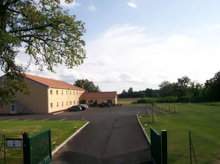 Hôtel Azur Saint Junien Cit'Hotel Отели в г. Шайяк-Сюр-Вьен