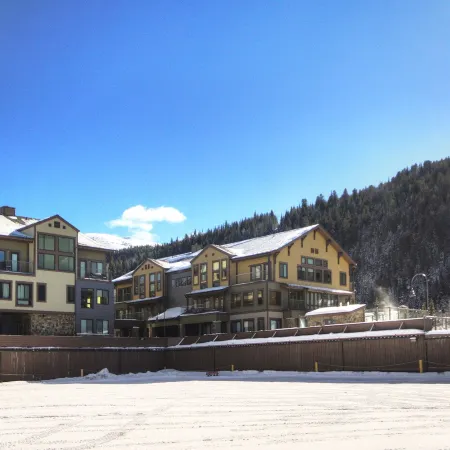 2759 Slopeside 1 Bedroom Condo by RedAwning