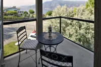 Above the Beach Guest Suites - Mountain view