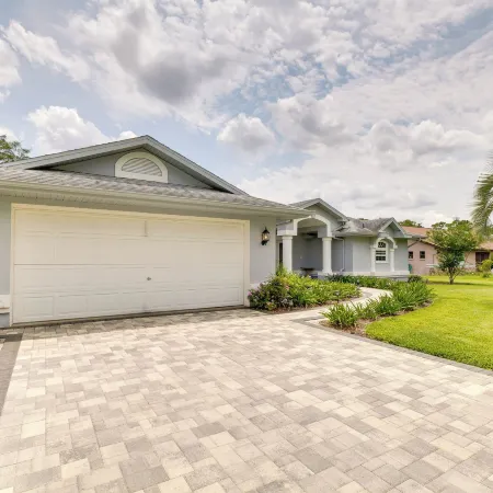 Spring Hill Home - Pool, Grill and Golf Course Views