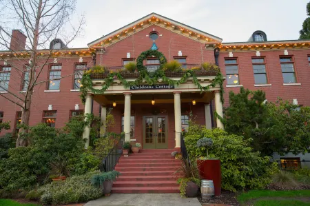 McMenamins Grand Lodge Отели в г. Форест Гров