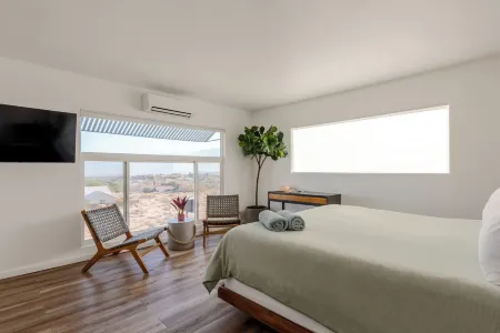 Desert Hot Springs Inn Отели рядом с достопримечательностью «Ту Банч Палмс Элементари Скул»