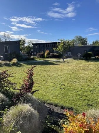 Lodges on Vashon Отели рядом с достопримечательностью «Lavender Hills Farm»