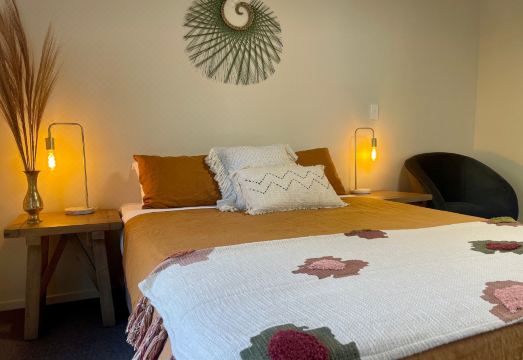 테아나우 레이크프런트 백패커스