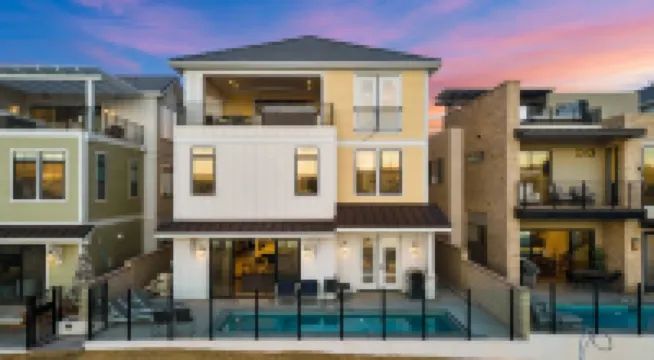 紅色遮陽篷下的Sandy Beach莊園