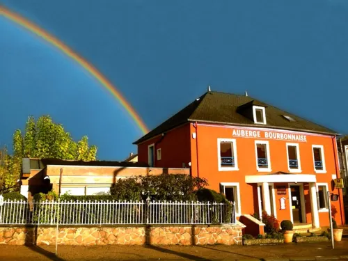 Logis l'Auberge Bourbonnaise - ที่มีสระว่ายน้ำ