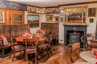 The Greyhound Coaching Inn - С баром