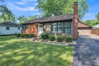 Modern Luxury Amenities Near Woodfield Mall 2 Bedroom Home by RedAwning