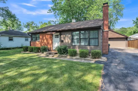 Modern Luxury Amenities Near Woodfield Mall 2 Bedroom Home by RedAwning