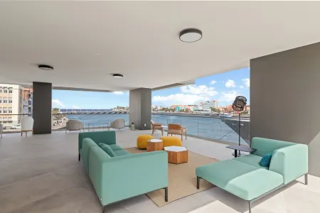 The Wharf 5D city apartment, overlooking Annabay, downtown Willemstad