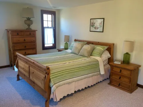 Sunny open house. Lrg Deck. Lndscpd 1 acre lot w stone patio.