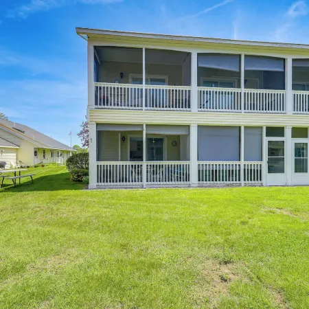 2 Mi to Drakes Island Beach: Condo w/ Porch!