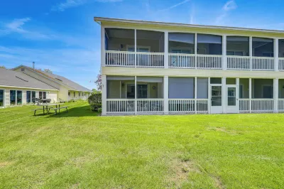 2 Mi to Drakes Island Beach: Condo w/ Porch! Отели в г. 