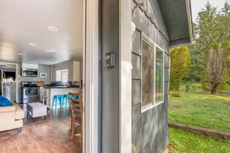 Surf Haven Unit A w/fire pit walking distance to surfing beaches