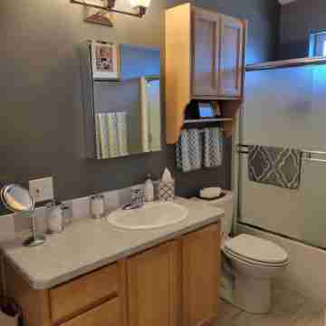 WALK TO DOWNTOWN & OLD MILL-1 BLOCK TO THE RIVER-MODERN/ATTRACTIVE 1 BDR  SUITE Rooms