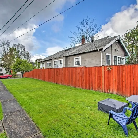 Lovely Tacoma Cottage w/ Fire Pit, Near Dtwn!