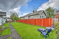 Lovely Tacoma Cottage w/ Fire Pit, Near Dtwn!