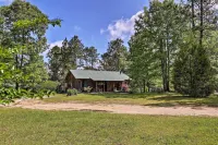 Secluded Cabin w/ Pond ~ 37 Mi to Gulf Coast! - 2 étoiles