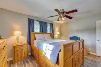 4 Mi to Dtwn! Ozarks Hideaway w/ Furnished Deck - Pet friendly