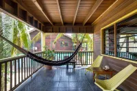 Driftwood Gardens Guesthouse - parking