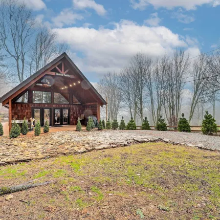 Beech Mountain Nature Escape! Modern and Cozy Cabin
