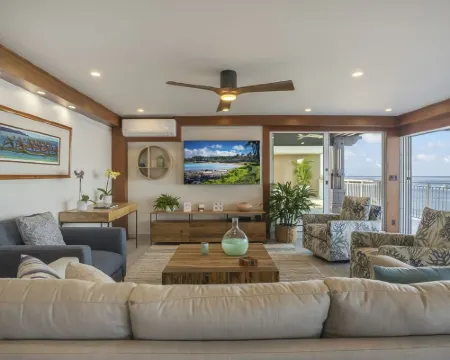 BRAND NEW REMODEL Rooftop Lahaina Oceanfront Penthouse with 360 degree views! โรงแรมในลาไฮนา