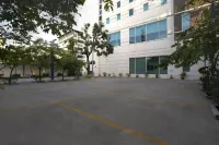 Ibis Kochi City Centre - parking