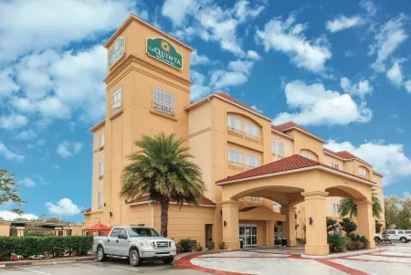 La Quinta Inn & Suites by Wyndham Houston Bush Intl Airpt E