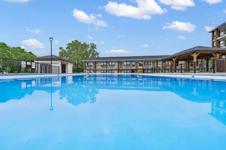 Modern Yote Condo at Roark Creek Отели рядом с достопримечательностью «The SKY Deck at Parakeet Pete's Waterfront Zipline»