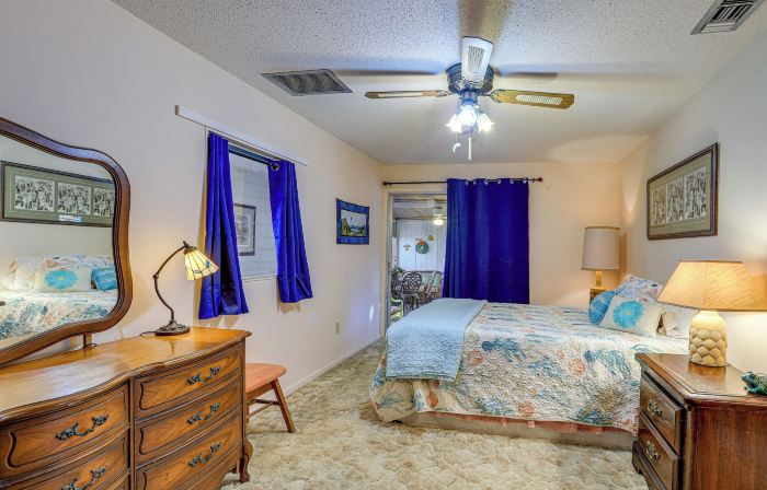 6 Mi to Manatee Springs! Family Riverfront Getaway