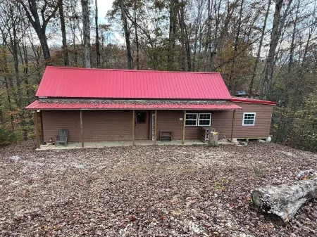 WINDROCK CABIN THAT IS 5 MINUTES AWAY FROM GENERAL STORE AND TRAIL HEADS BEAUTY!