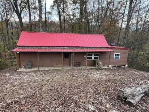 WINDROCK CABIN THAT IS 5 MINUTES AWAY FROM GENERAL STORE AND TRAIL HEADS BEAUTY!