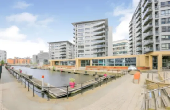 King Deluxe City Apt Large Balcony& Free Parking!