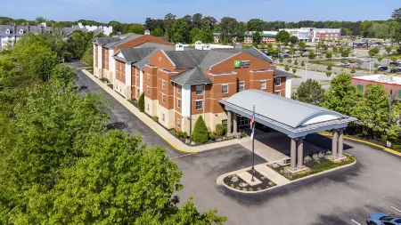 Holiday Inn Express & Suites Williamsburg Отели рядом с достопримечательностью «Уильям & Мэри»