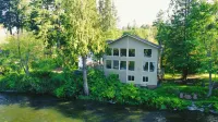 Campbell River 2 bedroom Fishing Lodge - River View
