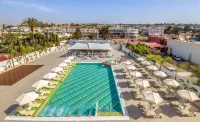 Nicholas Color Hotel - piscina