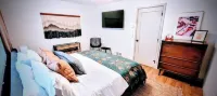 Downtown Designer Duplex close to Beach! Spa Tub, Sunroom, Game Room, EV & more!