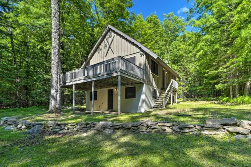 Sleek Cabin w/ Deck, 8 Miles to Mount Snow & Hikes - Wifi