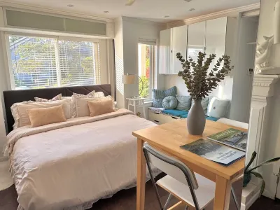 Park Side Getaway! Beautiful studio next to park. Hotel in zona Simon Fraser University