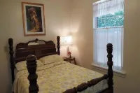 Lake Norman Charming Cottage with AC ,WiFi, Fire Pit and Grill in Mooresville.