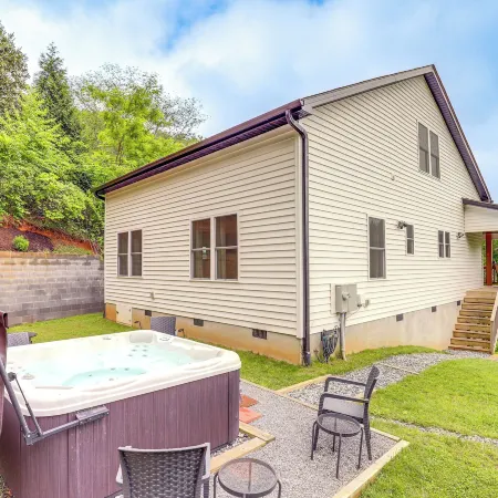 Family Home w/ Views ~ 5 Mi to Downtown Asheville!