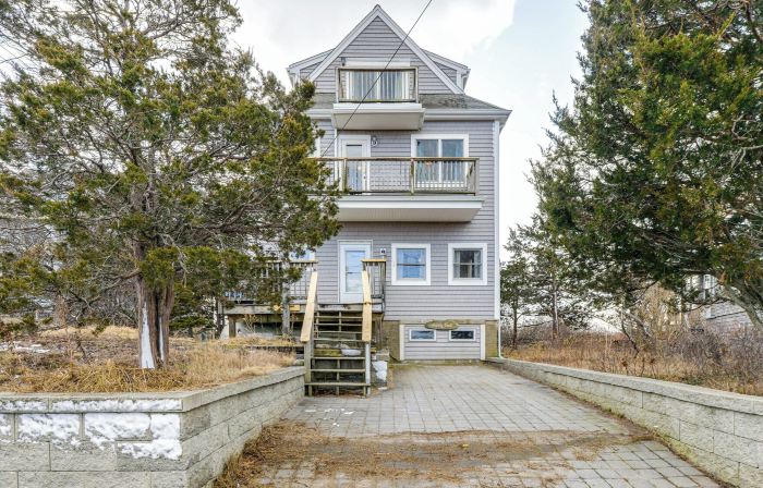 Marshfield Home w/ 4 Decks & Private Beach Access!