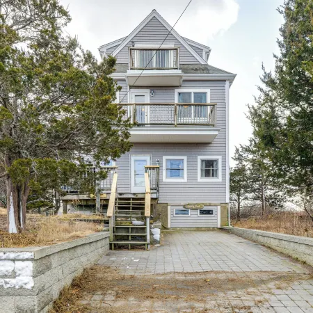 Marshfield Home w/ 4 Decks & Private Beach Access!